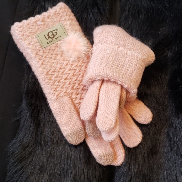 UGG HAT And INFINITY SCARF, GLOVES SET NEW - Picture 7 of 7